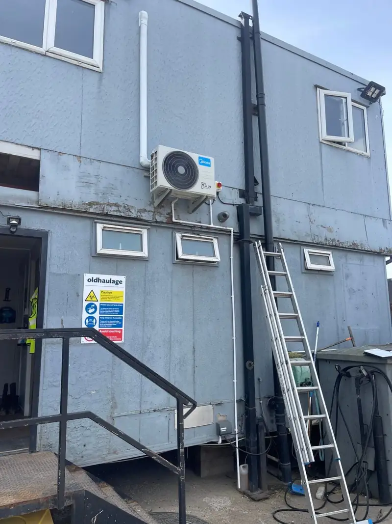 Air conditioning outdoor unit installed on an industrial unit