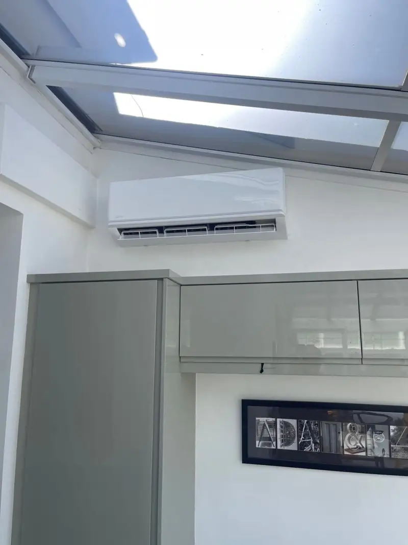 Air conditioner installed in a kitchen extension with a roof lantern