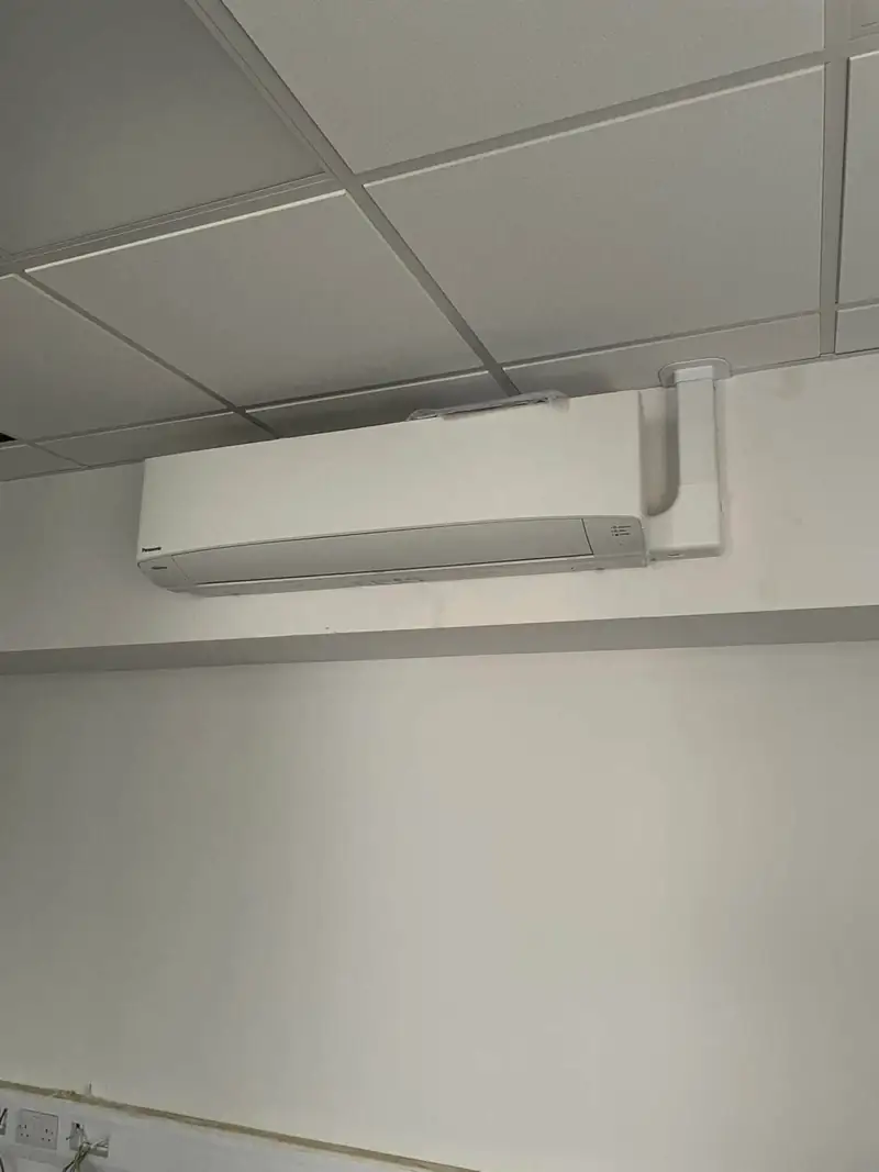 Air conditioning installed in an office with a suspended ceiling